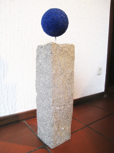 JK 18290 Der Grenzpunkt 15 x 15 x 65 cm Granitstein + Quarzsand + Aluminium + Glas 1