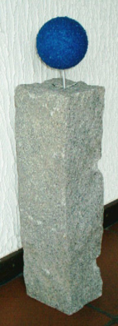 JK 18290 Der Grenzpunkt 15 x 15 x 65 cm Granitstein + Quarzsand + Aluminium + Glas Detail 1