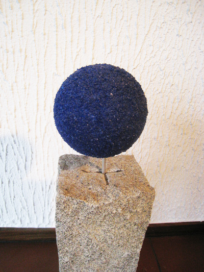 JK 18290 Der Grenzpunkt 15 x 15 x 65 cm Granitstein + Quarzsand + Aluminium + Glas Detail 2