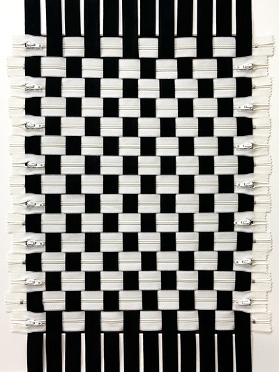 rrm - Auslaenderbehoerde Schwarz-weiß kariert - Textilkunst -  Recycelte Materialien - 40x50 - 2022