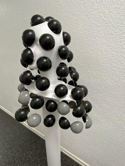 rrm - Captivity - Recycle Kunst - Draht und Plastikbaelle - 70x50x70 - 2023